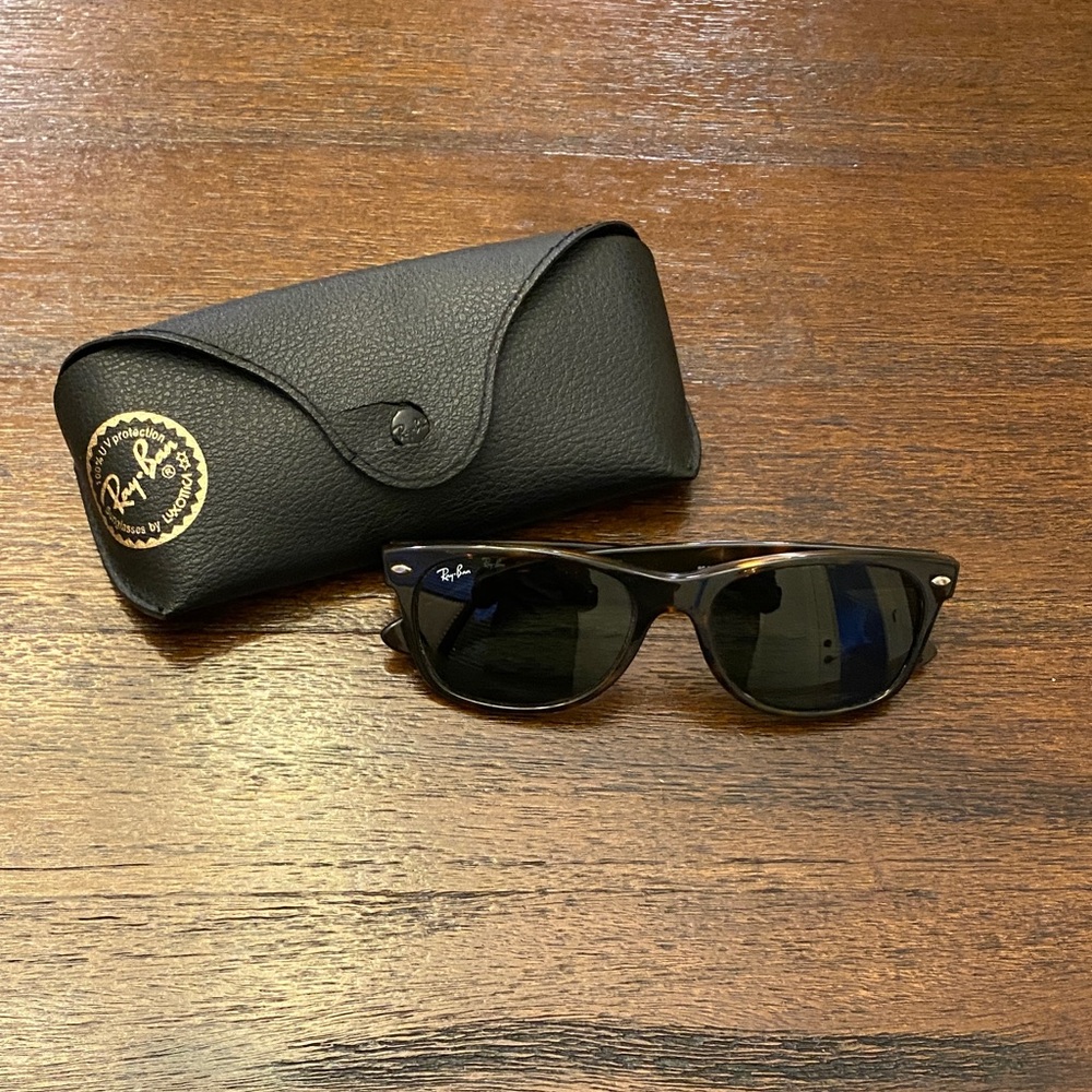 Ray-Ban Classic Wayfarer Tortoise Shell Sunglasses with Case